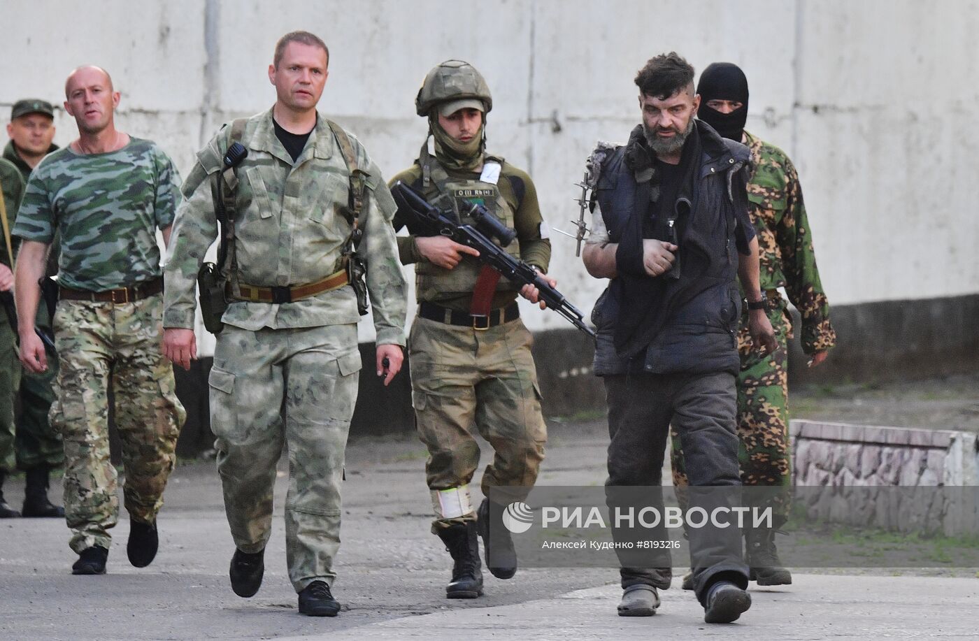 Сдавшихся в плен украинских военных и боевиков доставили в СИЗО в Еленовку