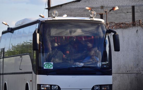 Сдавшихся в плен украинских военных и боевиков доставили в СИЗО в Еленовку