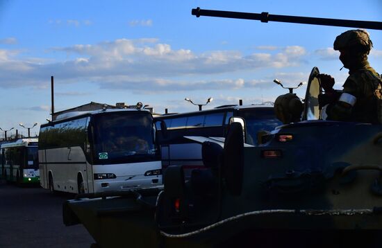 Сдавшихся в плен украинских военных и боевиков доставили в СИЗО в Еленовку
