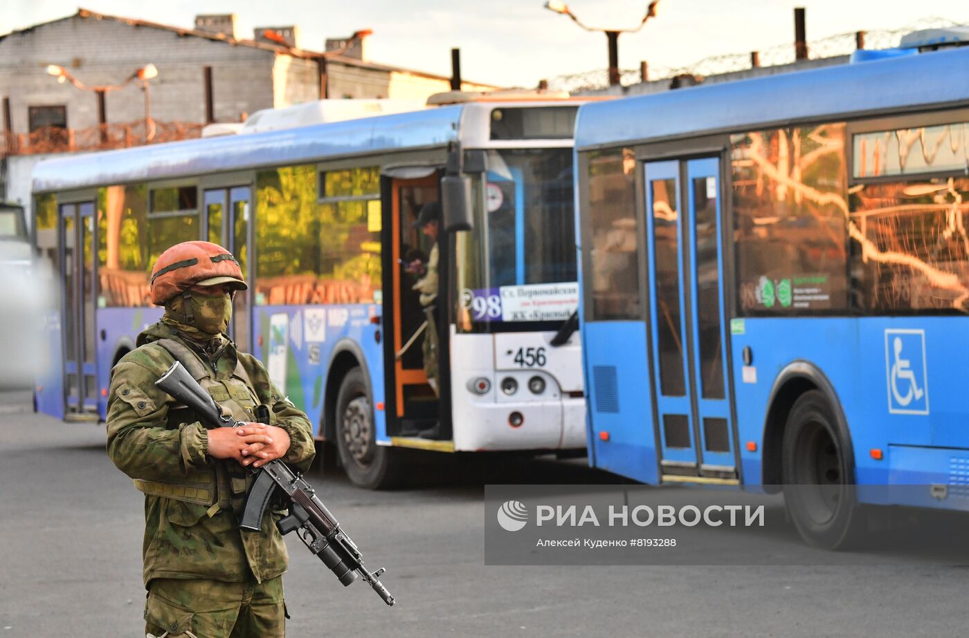 Сдавшихся в плен украинских военных и боевиков доставили в СИЗО в Еленовку