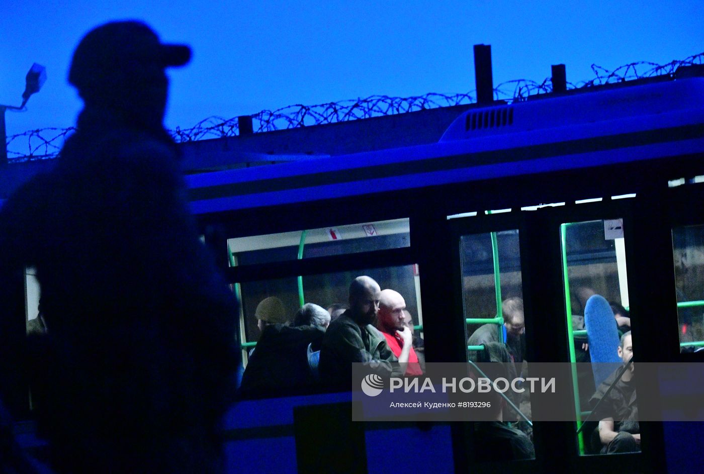 Сдавшихся в плен украинских военных и боевиков доставили в СИЗО в Еленовку