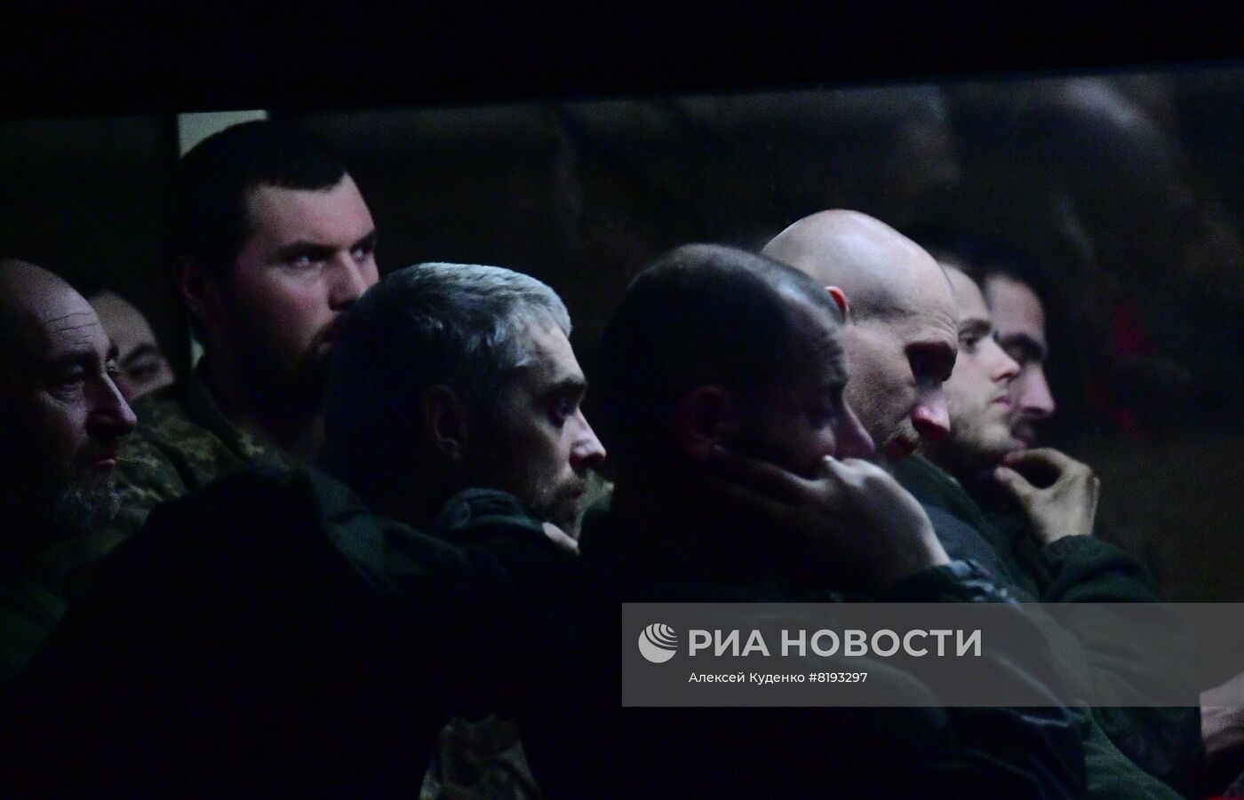Сдавшихся в плен украинских военных и боевиков доставили в СИЗО в Еленовку