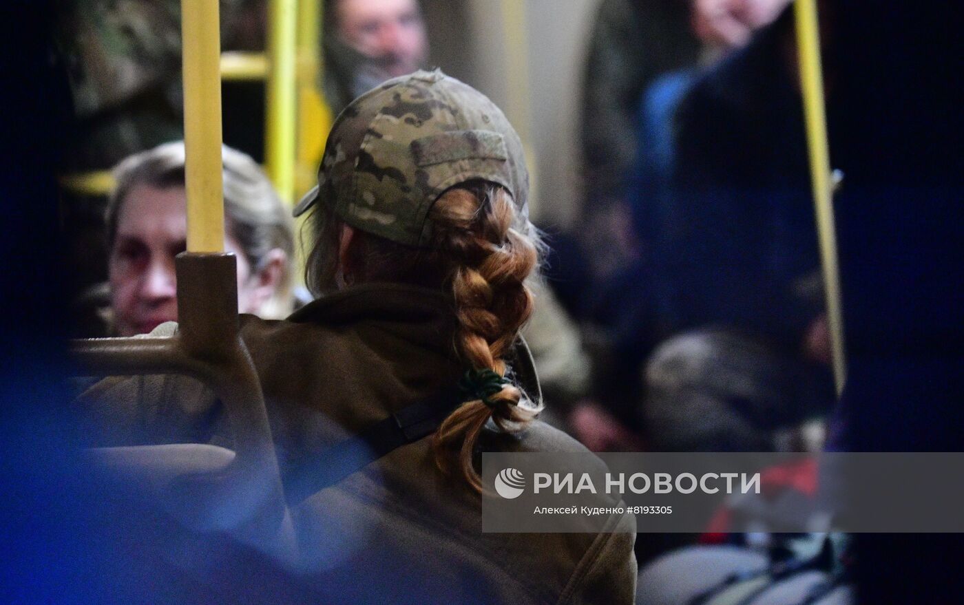 Сдавшихся в плен украинских военных и боевиков доставили в СИЗО в Еленовку