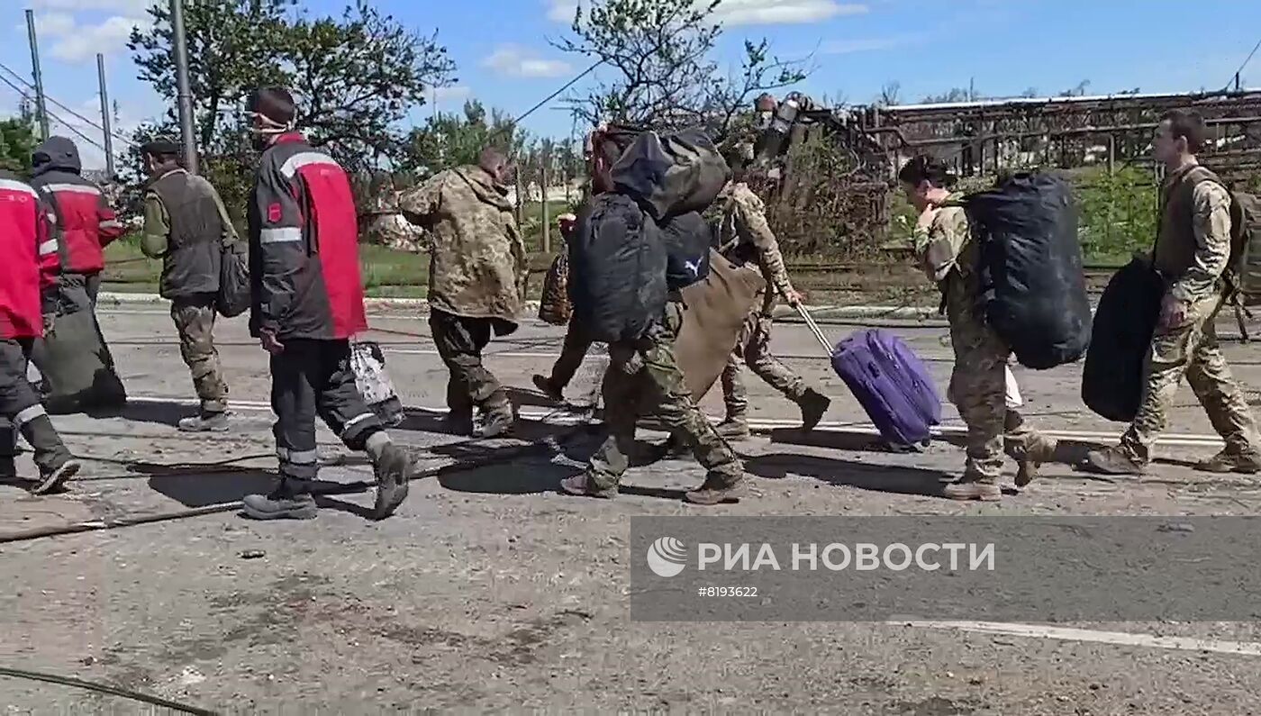 Сдача в плен украинских боевиков с территории "Азовстали"