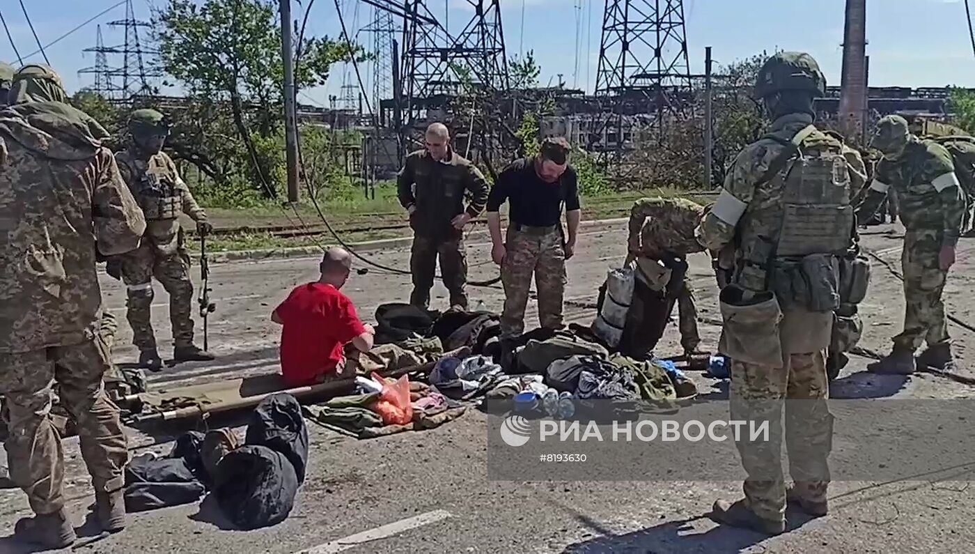 Сдача в плен украинских боевиков с территории "Азовстали"