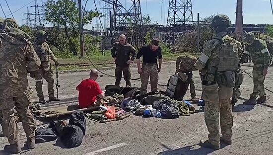 Сдача в плен украинских боевиков с территории "Азовстали"