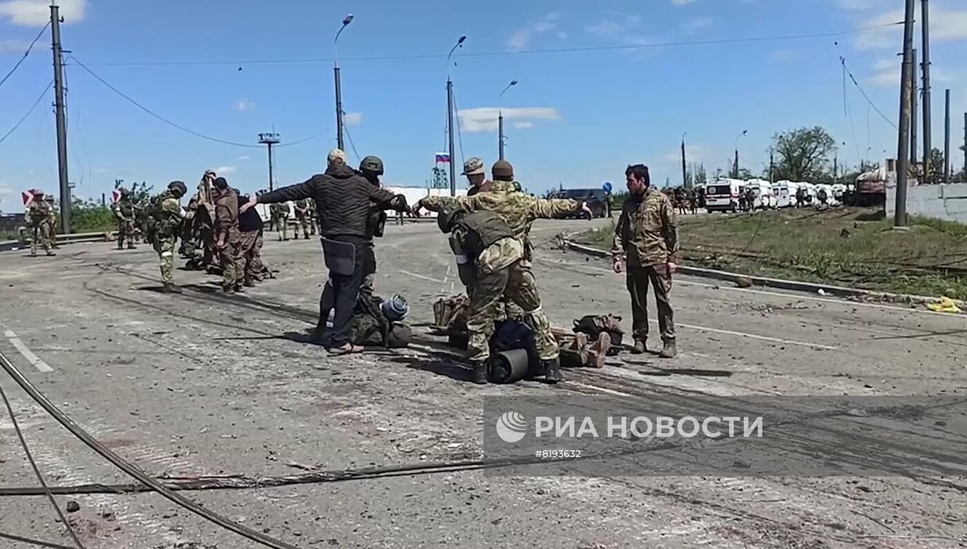 Сдача в плен украинских боевиков с территории "Азовстали"