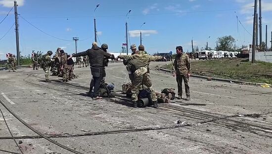 Сдача в плен украинских боевиков с территории "Азовстали"