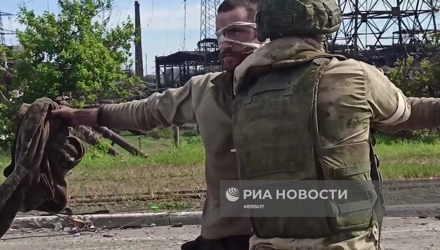Сдача в плен украинских боевиков с территории "Азовстали"