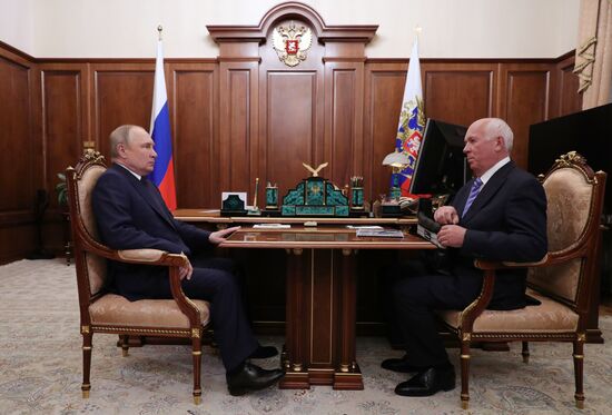 Президент РФ В. Путин провел рабочую встречу с главой "Ростеха" С. Чемезовым