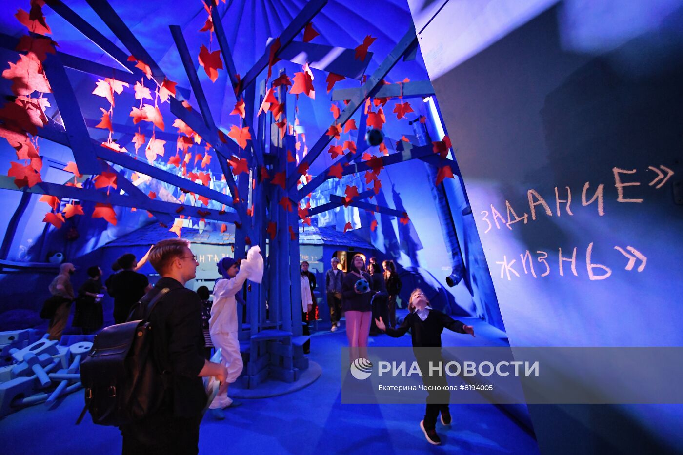Выставка "ЗЯ! Воздушные замки Славы Полунина"