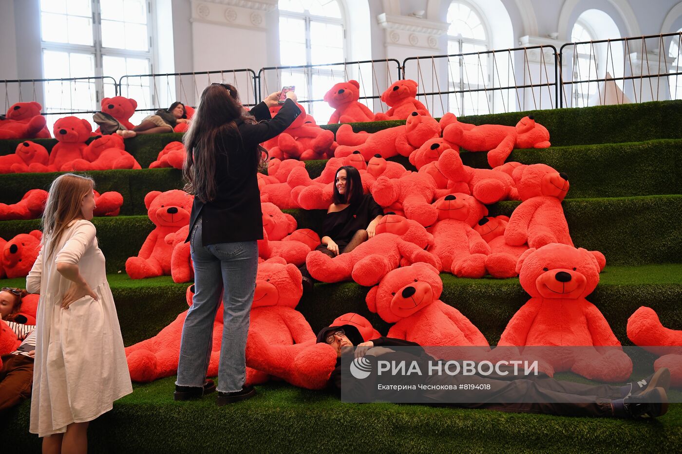 Выставка "ЗЯ! Воздушные замки Славы Полунина"