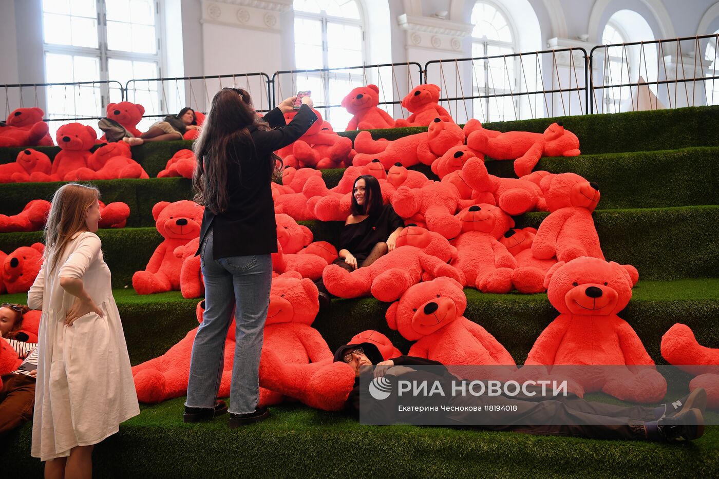 Выставка "ЗЯ! Воздушные замки Славы Полунина"