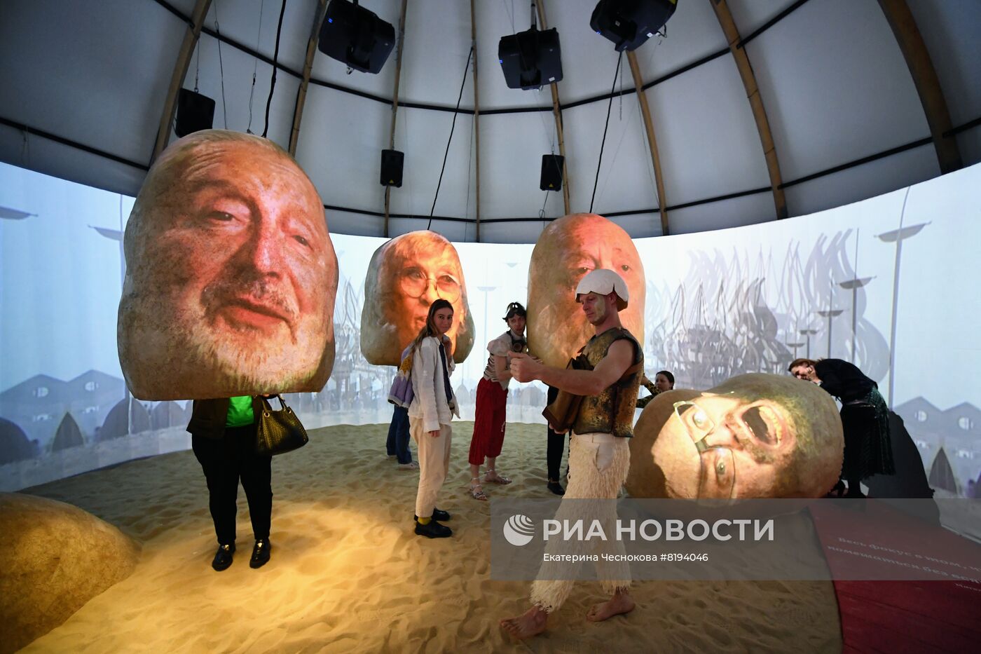 Выставка "ЗЯ! Воздушные замки Славы Полунина"