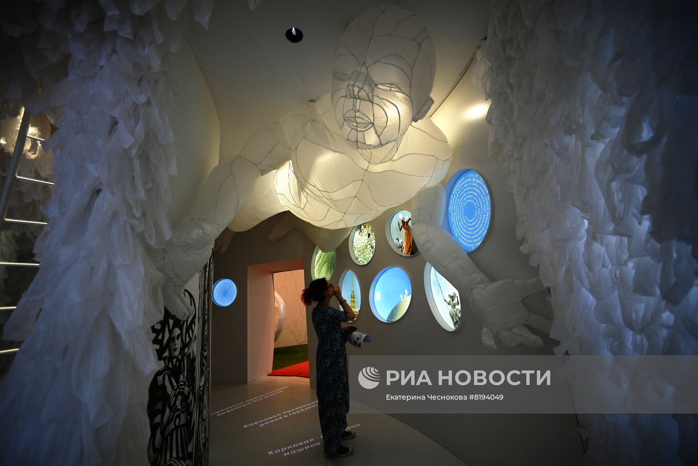 Выставка "ЗЯ! Воздушные замки Славы Полунина"