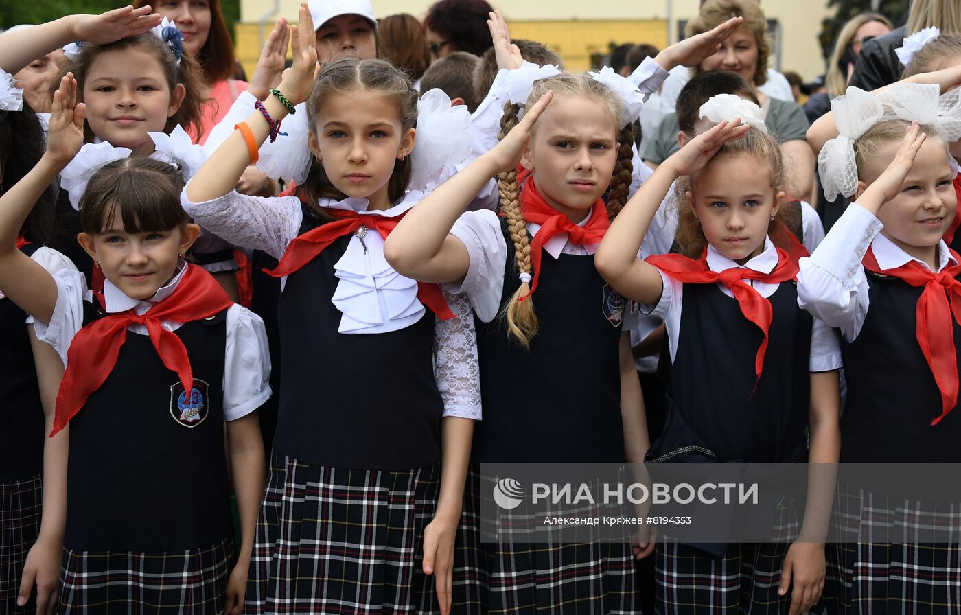Участники церемонии посвящения в пионеры учащихся новосибирских школ перед домом культуры им. М. Горького в Новосибирске. Торжественные мероприятия, посвященные 100-летию образования Всесоюзной пионерской организации им В.И.Ленина, проходят во многих городах России. Место: Россия, Новосибирск. Автор: Александр Кряжев/РИА Новости. НЕДЕЛЯ В ФОТОГРАФИЯХ