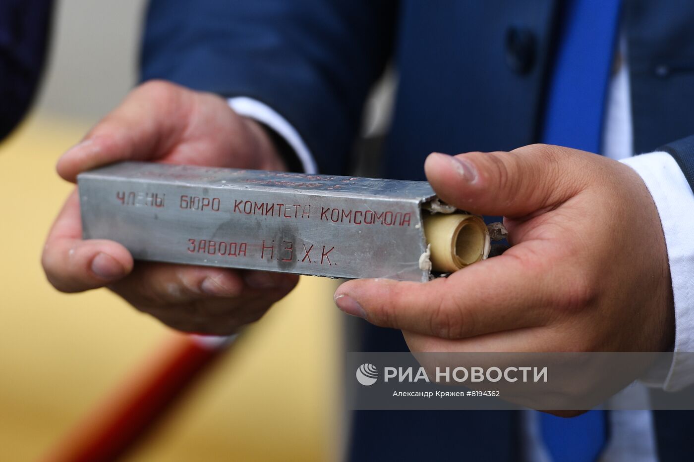 Капсула "Послание потомкам", которую заложили пионеры и активисты комсомольской организации завода Химконцентратов 19 мая 1972 года, в день 50-летия пионерской организации, извлекли из стены ДК им. М. Горького. Торжественные мероприятия, посвященные 100-летию образования Всесоюзной пионерской организации им В.И.Ленина, проходят во многих городах России. Место: Россия, Новосибирск. Автор: Александр Кряжев/РИА Новости. Празднование 100-летия пионерской организации