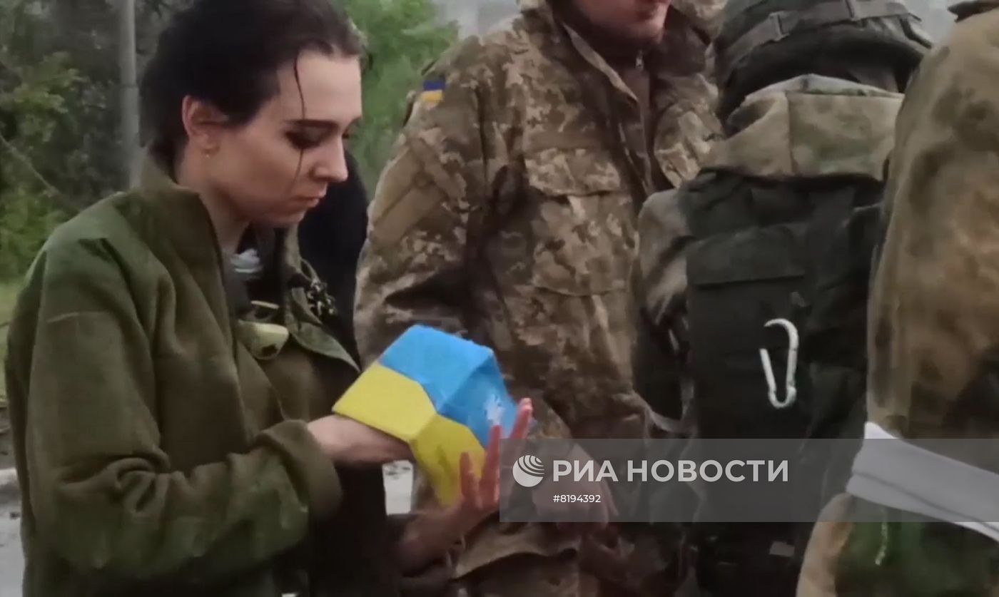 Продолжается выход пленных украинских боевиков с "Азовстали"