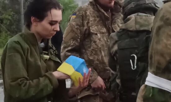 Продолжается выход пленных украинских боевиков с "Азовстали"