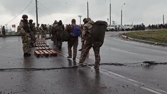 Продолжается выход пленных украинских боевиков с "Азовстали"