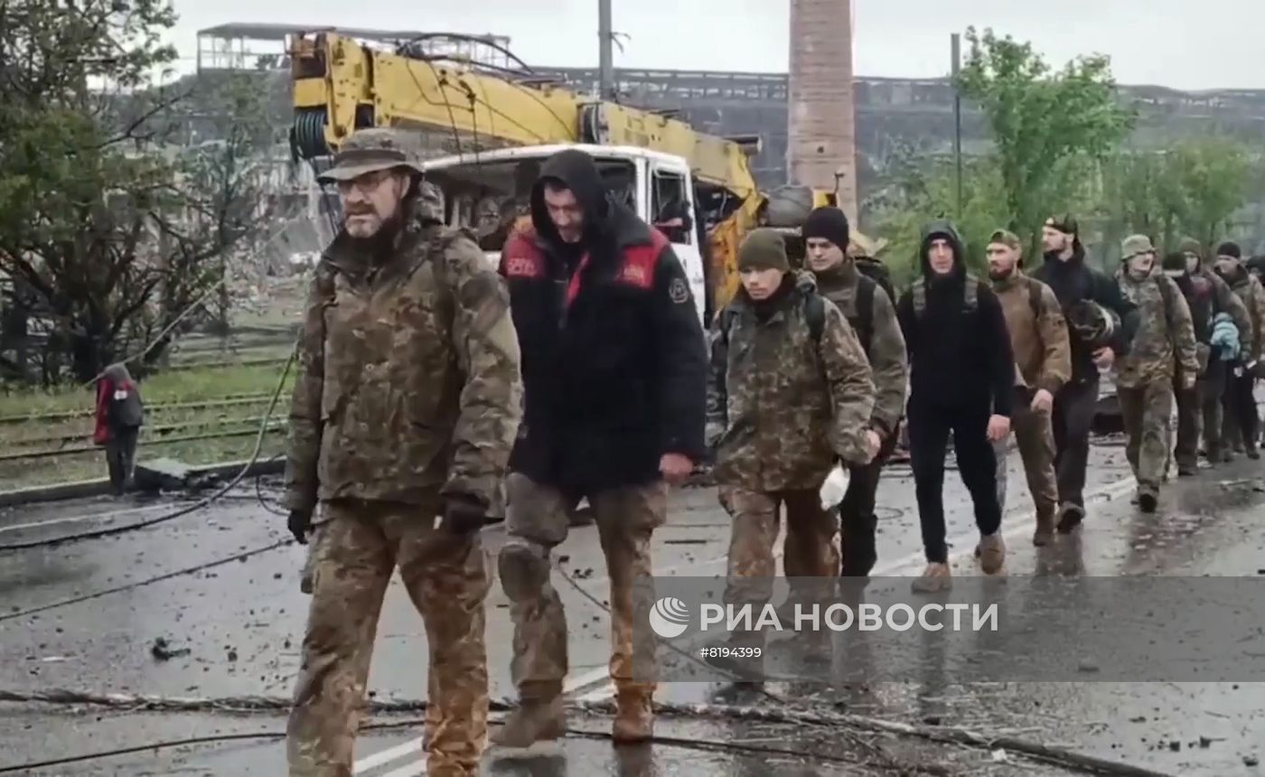 Продолжается выход пленных украинских боевиков с "Азовстали"