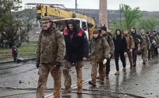 Продолжается выход пленных украинских боевиков с "Азовстали"