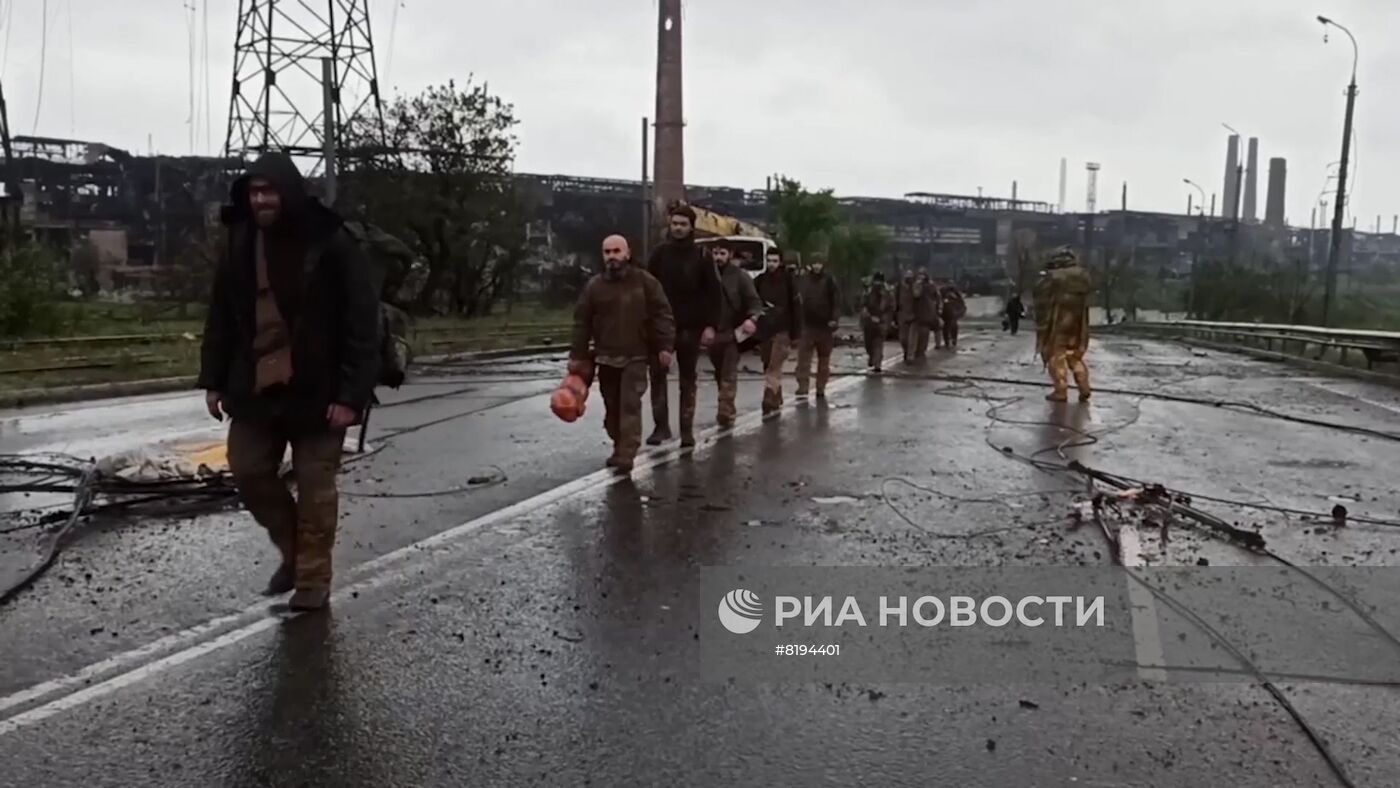 Продолжается выход пленных украинских боевиков с "Азовстали"