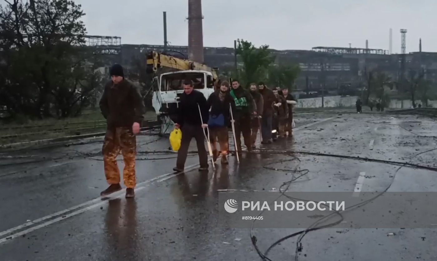 Продолжается выход пленных украинских боевиков с "Азовстали"