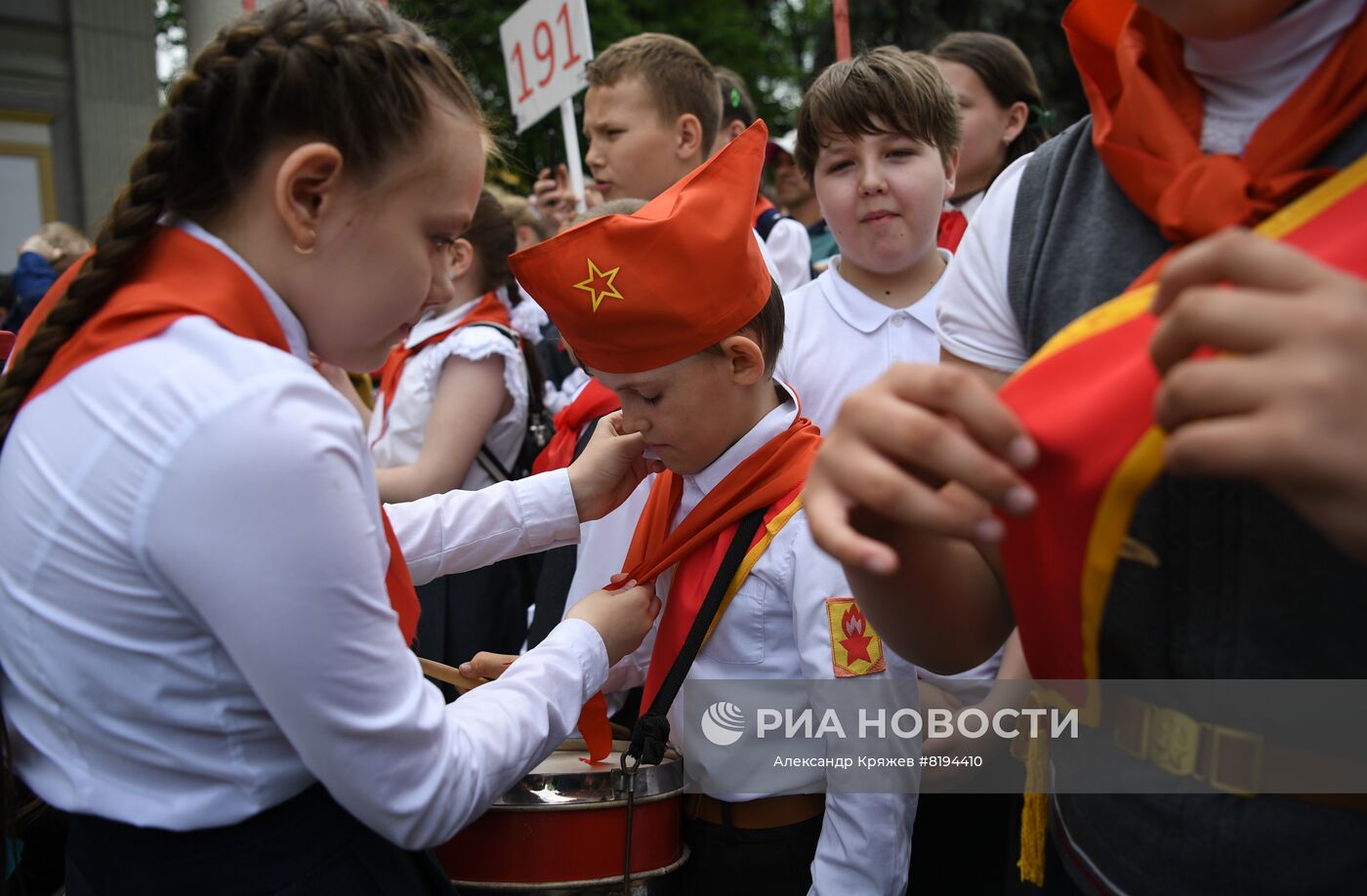 Участники церемонии посвящения в пионеры учащихся новосибирских школ перед домом культуры им. М. Горького в Новосибирске. Торжественные мероприятия, посвященные 100-летию образования Всесоюзной пионерской организации им В.И.Ленина, проходят во многих городах России. Место: Россия, Новосибирск. Автор: Александр Кряжев/РИА Новости. Празднование 100-летия пионерской организации