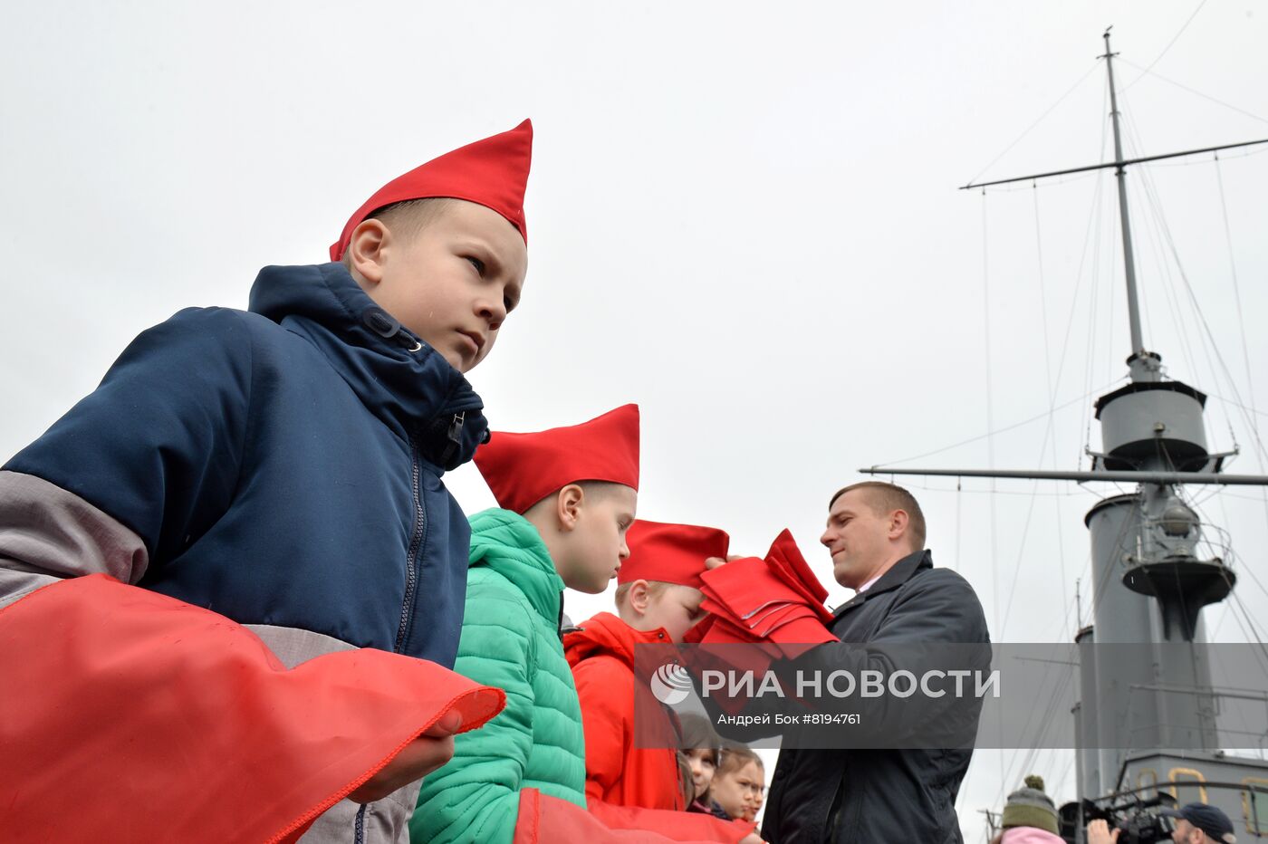 Участники церемонии посвящения в пионеры на палубе крейсера "Аврора" в Санкт-Петербурге. Торжественные мероприятия, посвященные 100-летию образования Всесоюзной пионерской организации им В.И.Ленина, проходят во многих городах России. Место: Россия, Санкт-Петербург. Автор: Андрей Бок/РИА Новости. Празднование 100-летия пионерской организации