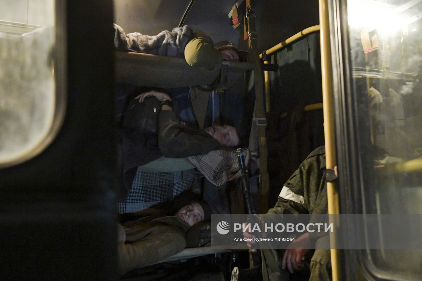 С Азовстали вывозят раненых украинских военных