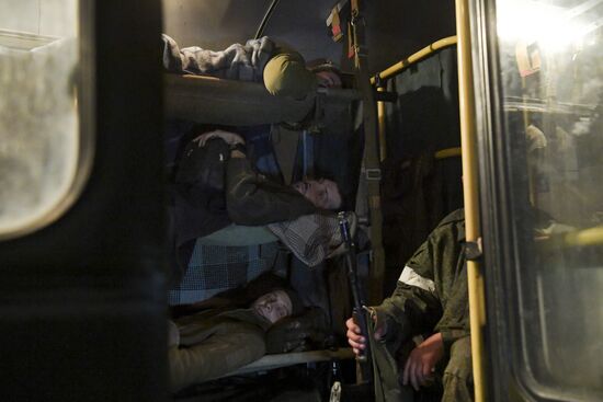 С Азовстали вывозят раненых украинских военных