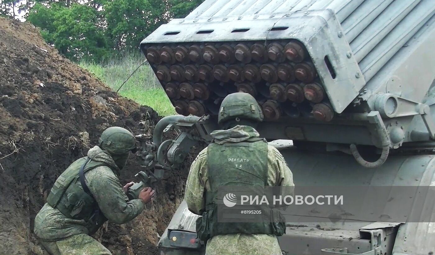 Работа расчетов РСЗО "Град" в ходе специальной военной операции на Украине