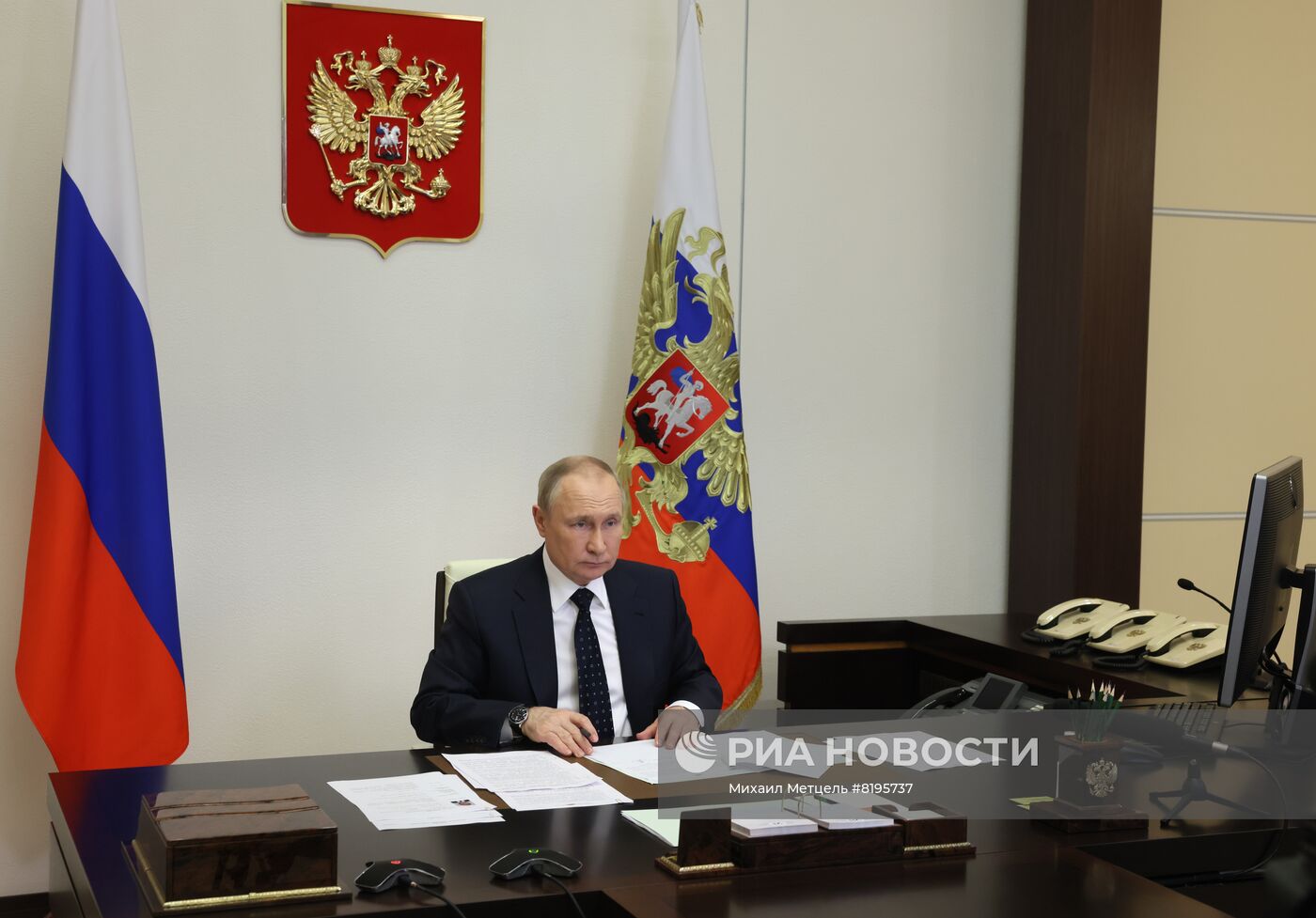 Президент РФ В. Путин встретился с губернатором Калининградской области А. Алихановым