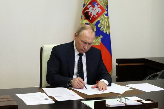 Президент РФ В. Путин встретился с губернатором Калининградской области А. Алихановым