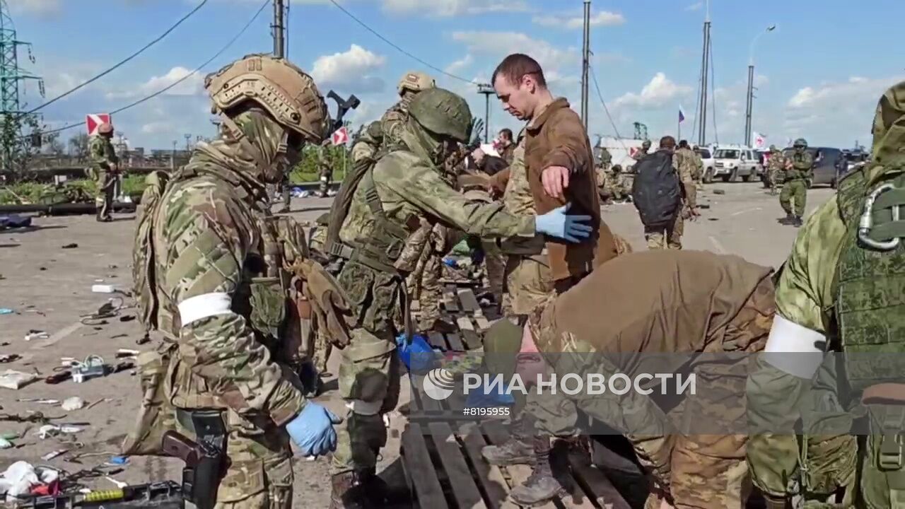 Сдача в плен последней группы украинских боевиков с "Азовстали"