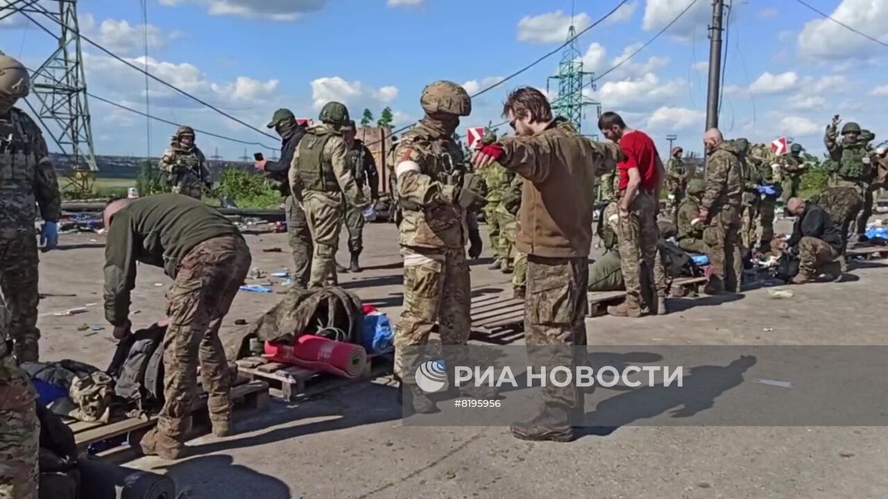 Сдача в плен последней группы украинских боевиков с "Азовстали"
