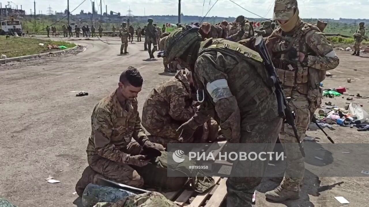 Сдача в плен последней группы украинских боевиков с "Азовстали"