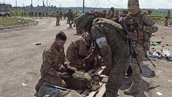 Сдача в плен последней группы украинских боевиков с "Азовстали"