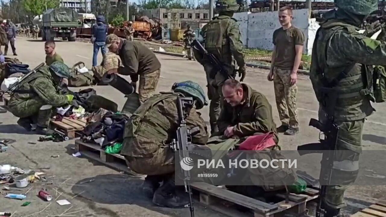 Сдача в плен последней группы украинских боевиков с "Азовстали"