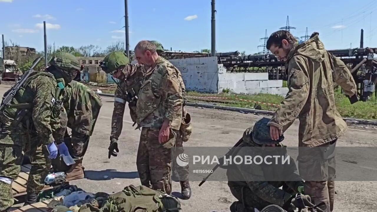Сдача в плен последней группы украинских боевиков с "Азовстали"