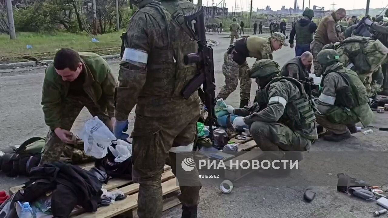 Сдача в плен последней группы украинских боевиков с "Азовстали"