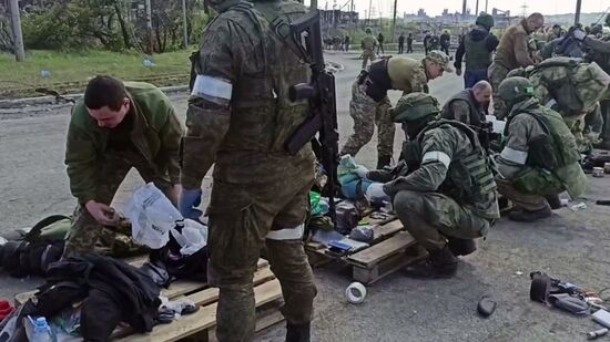 Сдача в плен последней группы украинских боевиков с "Азовстали"