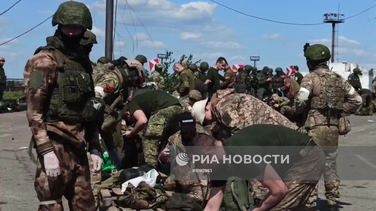 Сдача в плен последней группы украинских боевиков с "Азовстали"