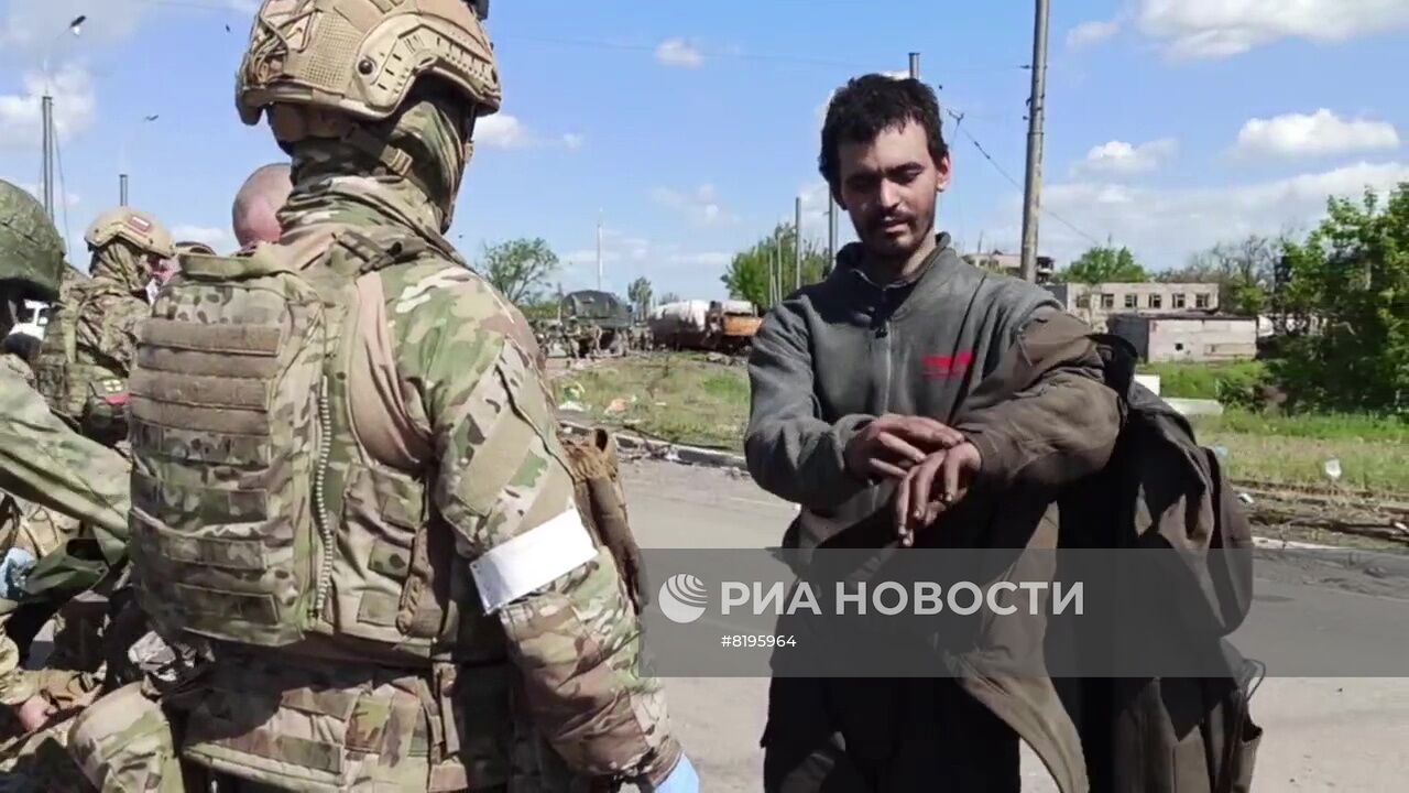 Сдача в плен последней группы украинских боевиков с "Азовстали"