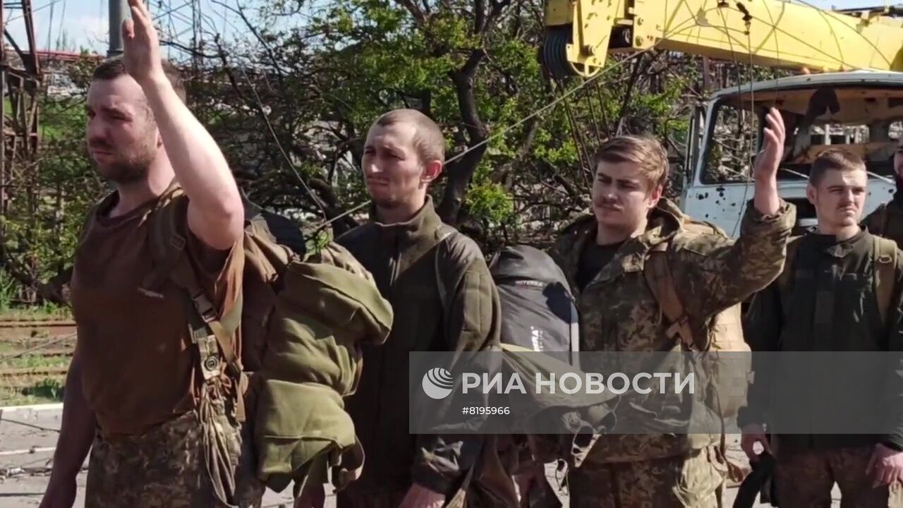 Сдача в плен последней группы украинских боевиков с "Азовстали"