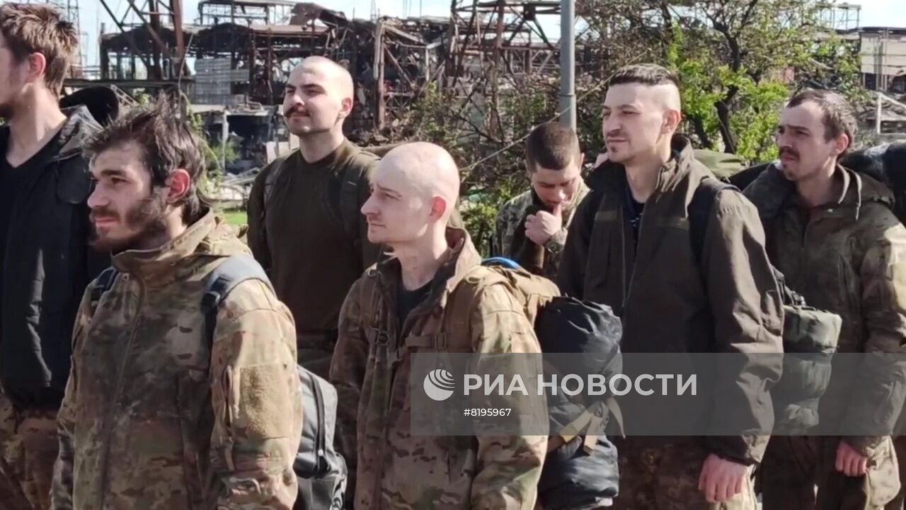 Сдача в плен последней группы украинских боевиков с "Азовстали"