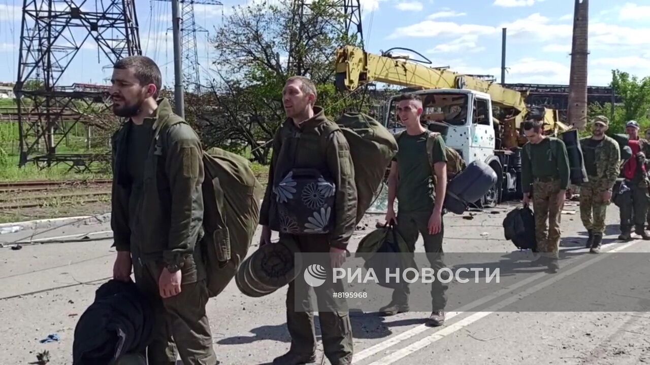 Сдача в плен последней группы украинских боевиков с "Азовстали"