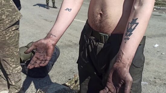 Сдача в плен последней группы украинских боевиков с "Азовстали"