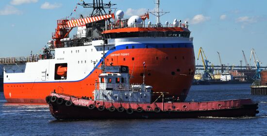 Выход на ходовые испытания платформы "Северный полюс" в Санкт-Петербурге